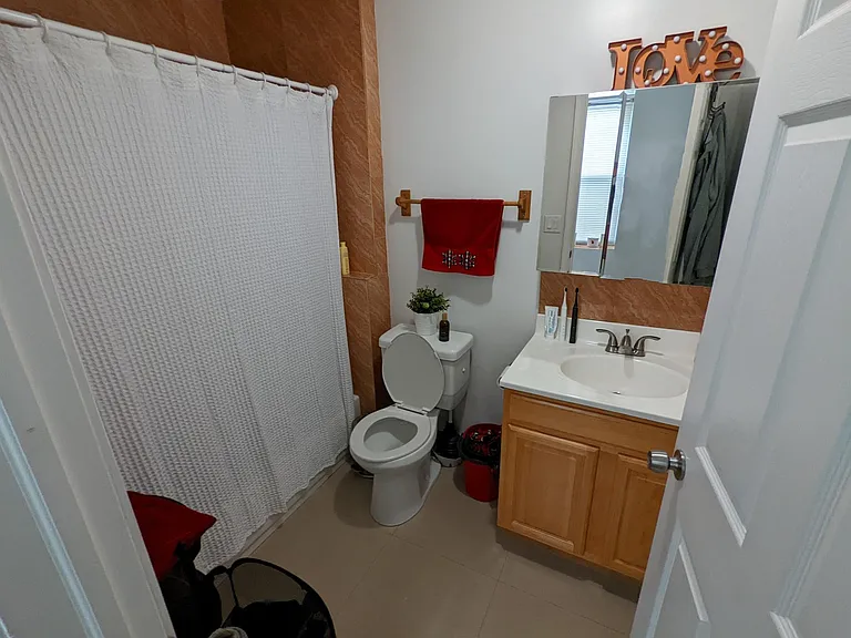 1110 Green St #2R — Photo 4