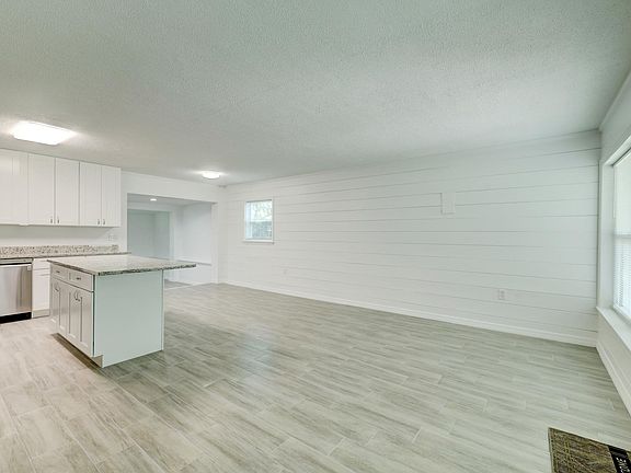 4th image of 1905 Sunrise Blvd