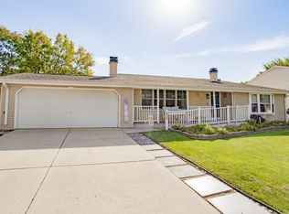 535 Estate Dr, Buffalo Grove, IL 60089