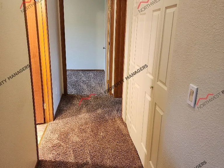 1910 Ahlers Ave — Photo 9