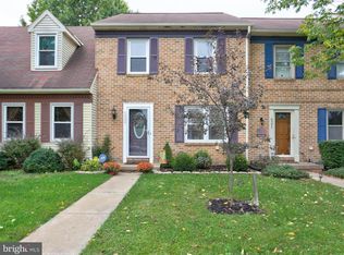 6595 Hollow Dr, East Petersburg, PA 17520