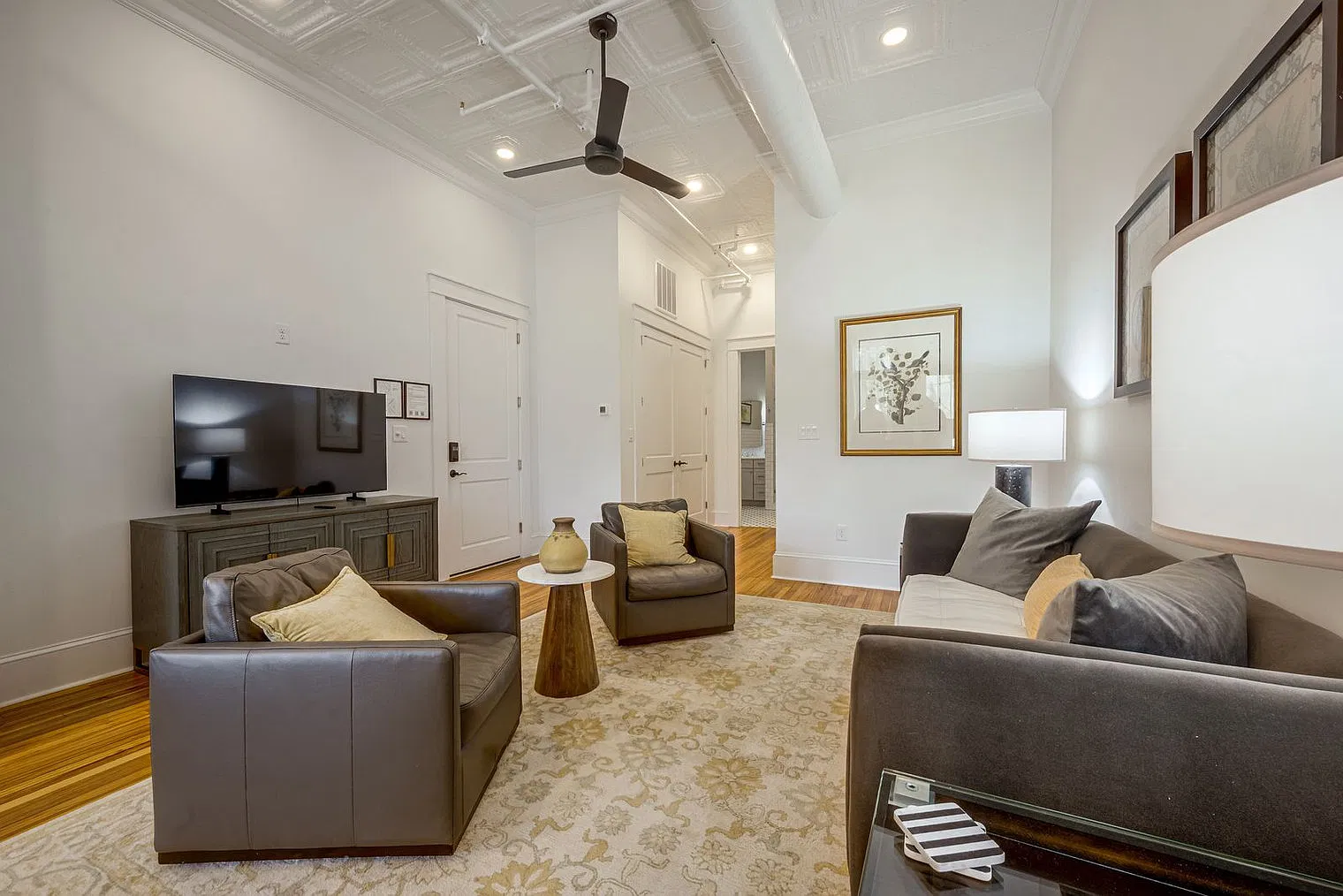 2 bed, 2.0 bath, 1431 sqft, $6,370 — Photo 2
