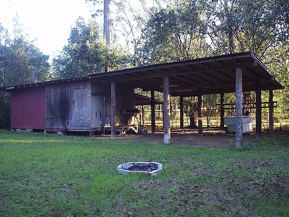 Additional photo of outbuilding