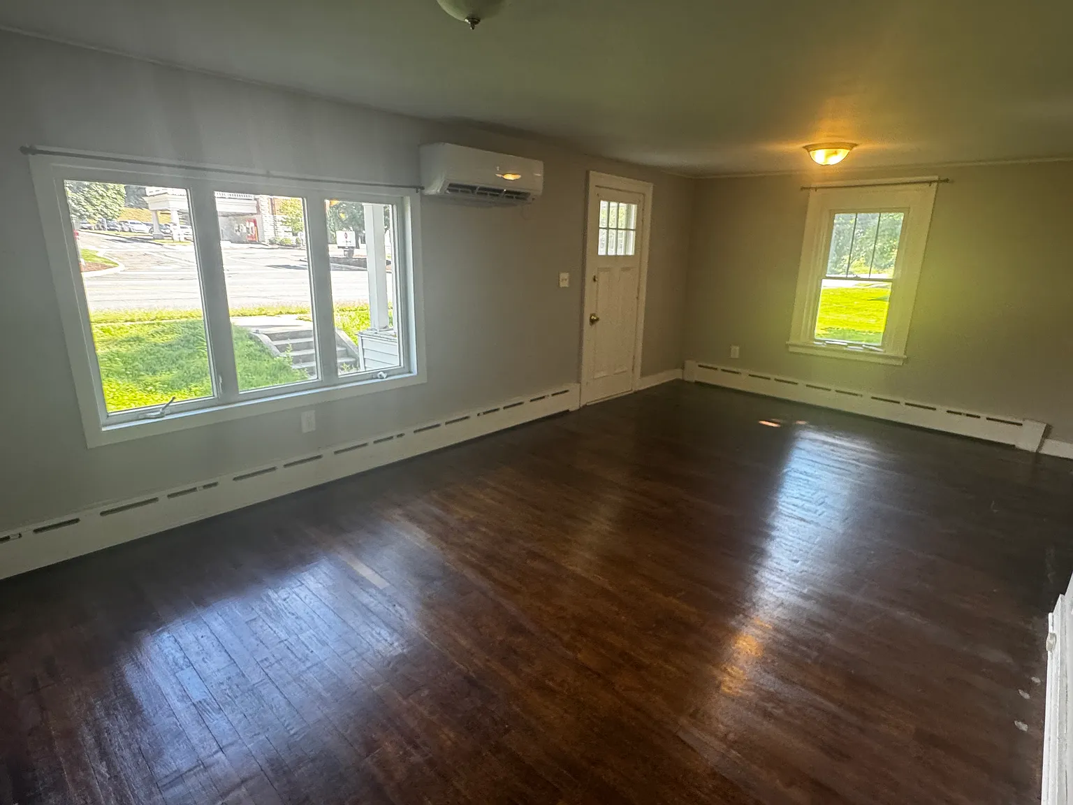 3 bed, 1.5 bath, 1150 sqft, $2,400 — Photo 4