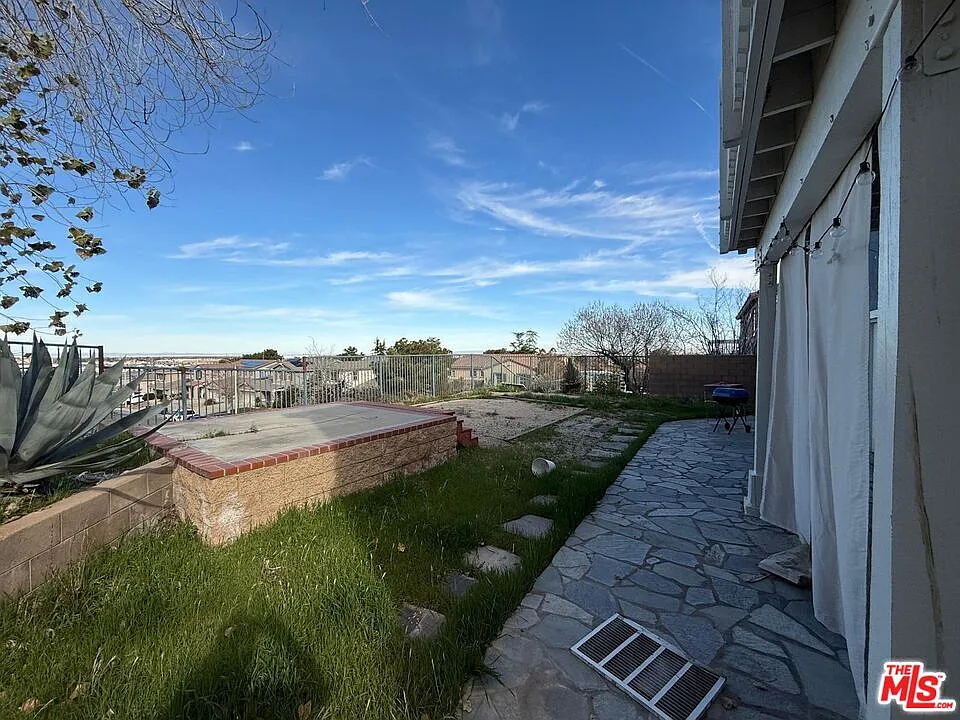 4 bed, 2.0 bath, 2452 sqft, $3,490 — Photo 3