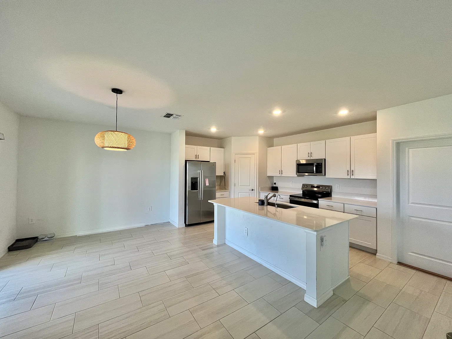 4 bed, 2.5 bath, 1870 sqft, $2,700 — Photo 3