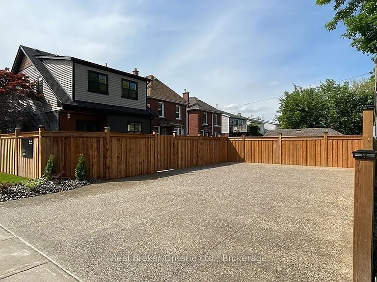 58 Rosslyn Ave N #2 — Photo 24