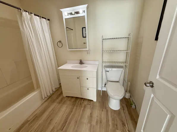 7215 University Ave APT 1R, Middleton, WI 53562