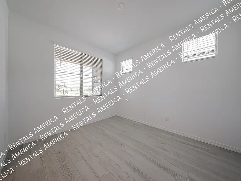 8725 W Windsor Blvd — Photo 8