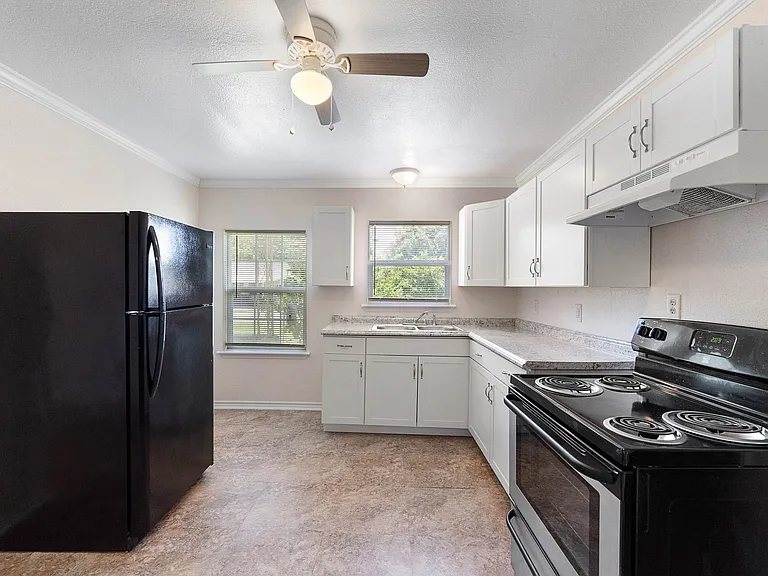 6717 Carver Ave — Photo 3