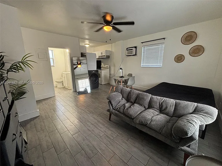 1843 Dewey St #114 — Photo 2
