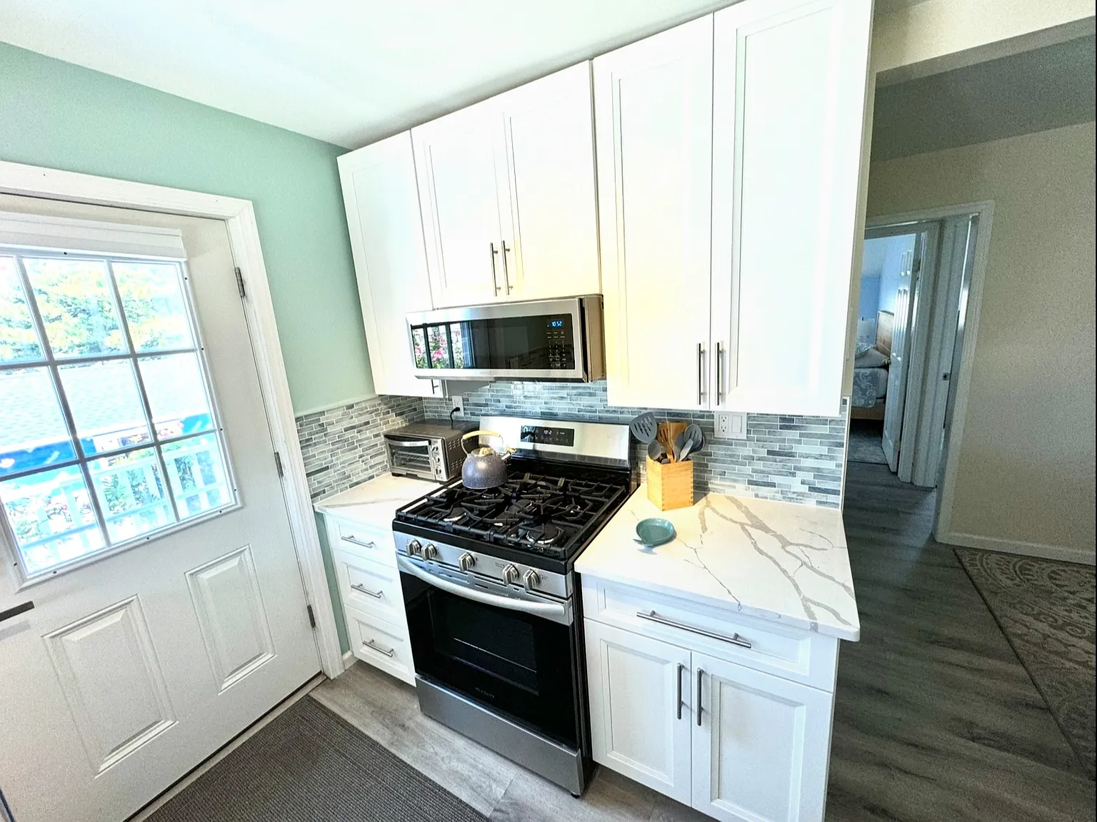 3 bed, 1.5 bath, 800 sqft, $1,900 — Photo 3