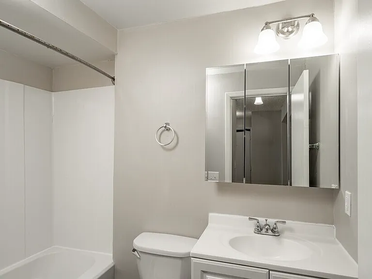 Fountainview East Apartments — Photo 37