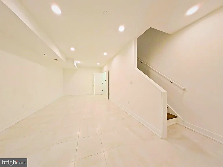 421 Wallace St — Photo 32