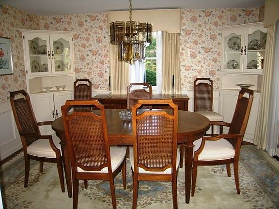Formal Dining room w/built-ins