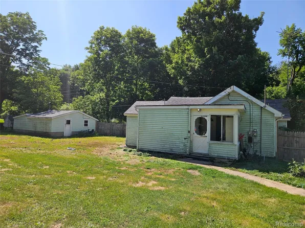 6406 12th St, Otter Lake, MI 48464