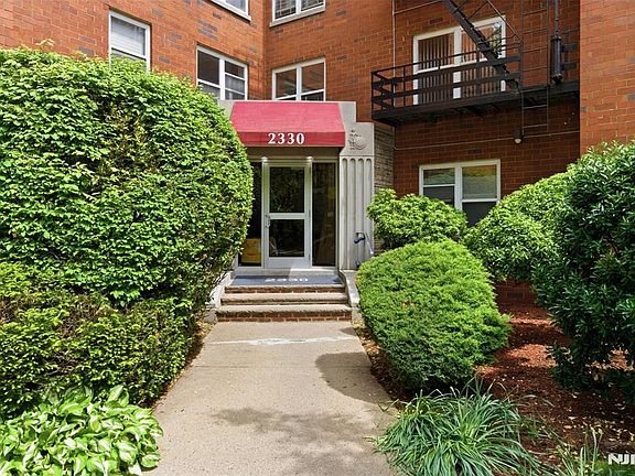 3rd image of 2330 Linwood Ave APT 2E