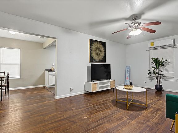 3rd image of 601 Main St