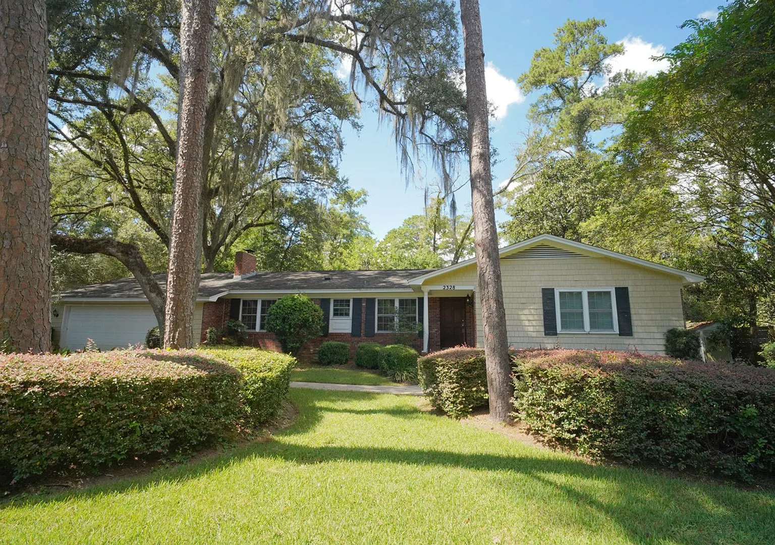 Gorgeous 4/3 Home with fenced yard and garage — Photo 1