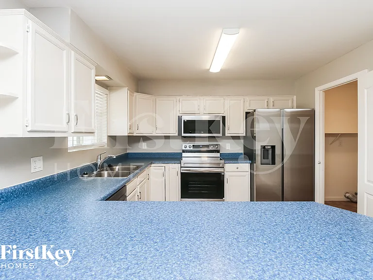 425 E Julie Dr — Photo 9