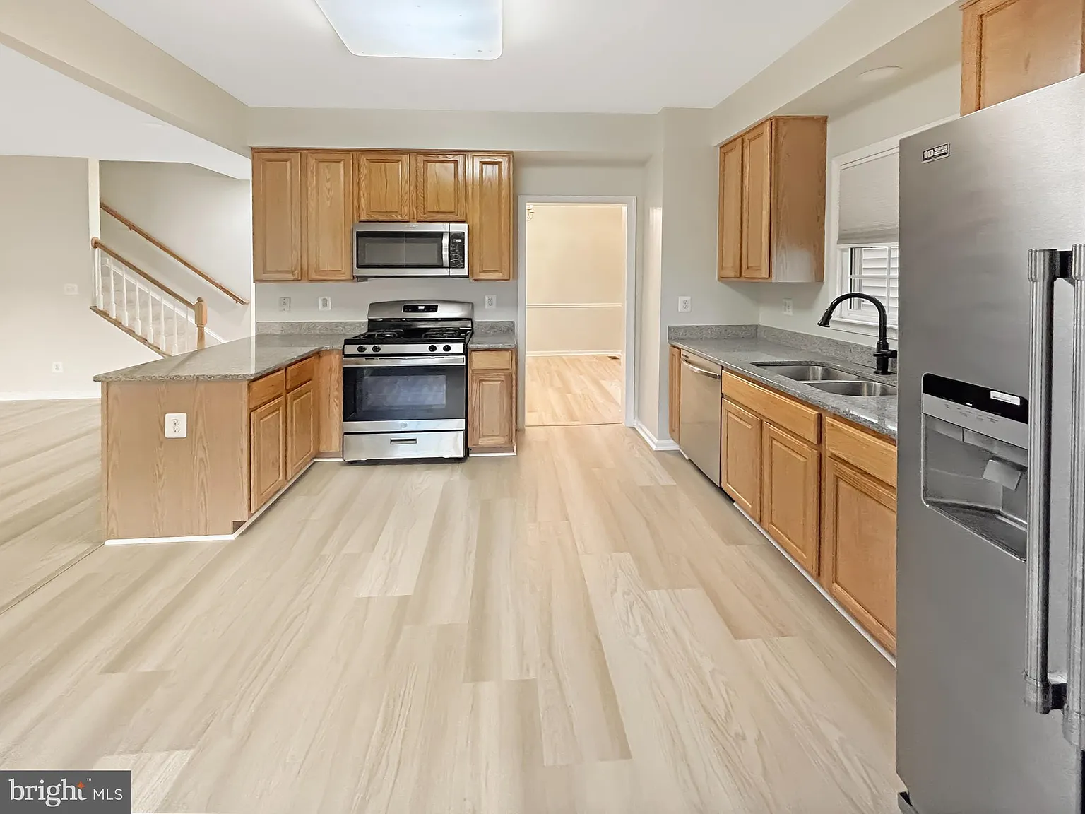 5 bed, 2.5 bath, 2936 sqft, $3,999 — Photo 2