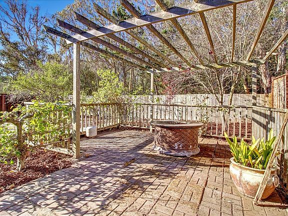 3rd image of 2985 Fleetwood Dr