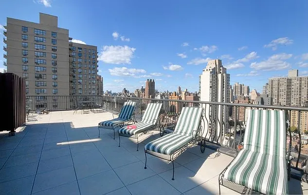 Sold by LG Fairmont Group | media 8