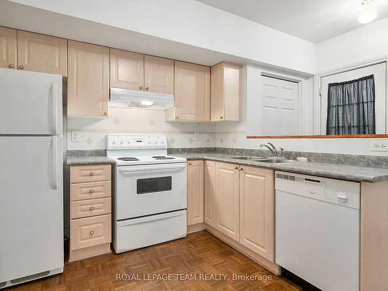 51 Castle Glen Cres — Photo 4
