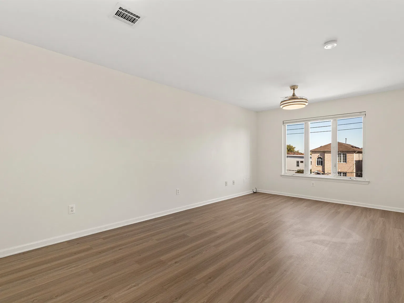 3 bed, 2.0 bath, 900 sqft, $3,200 — Photo 4