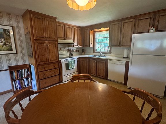 4th image of 51 Lionel Ave