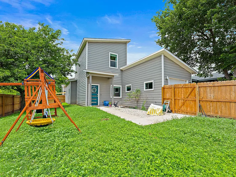 7600 Carver Ave #A — Photo 2
