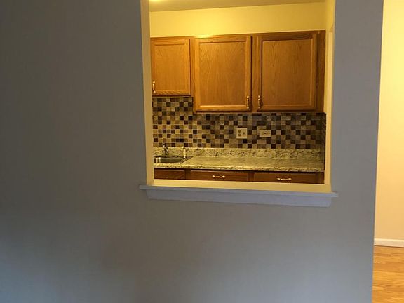 5th image of 840 N Lakeside Dr APT 1D