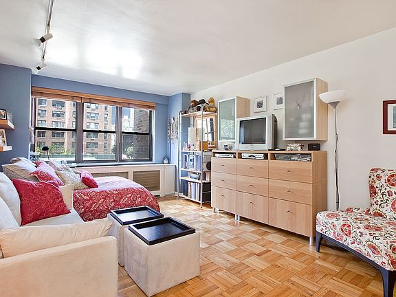 3rd image of 301 E 63rd St APT 3D