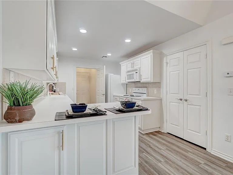300 Glen Dr — Photo 17