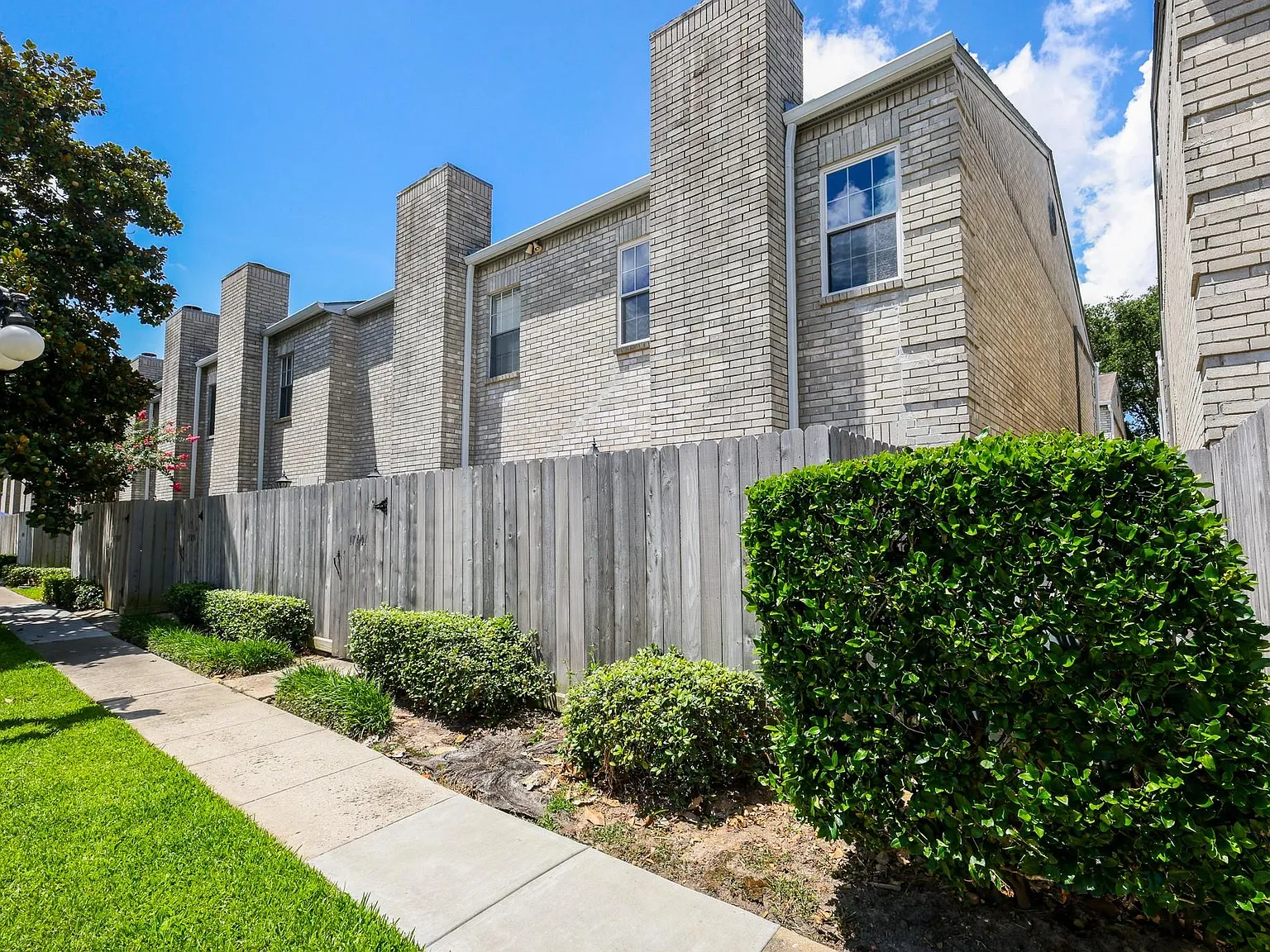 2 bed, 2.5 bath, 1640 sqft, $1,600 — Photo 2