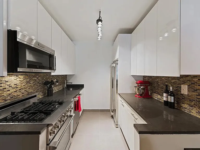 99 John St #707 — Photo 3