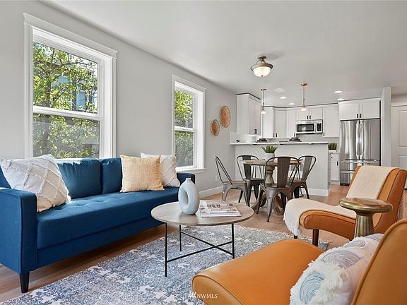 Living room (2nd floor)