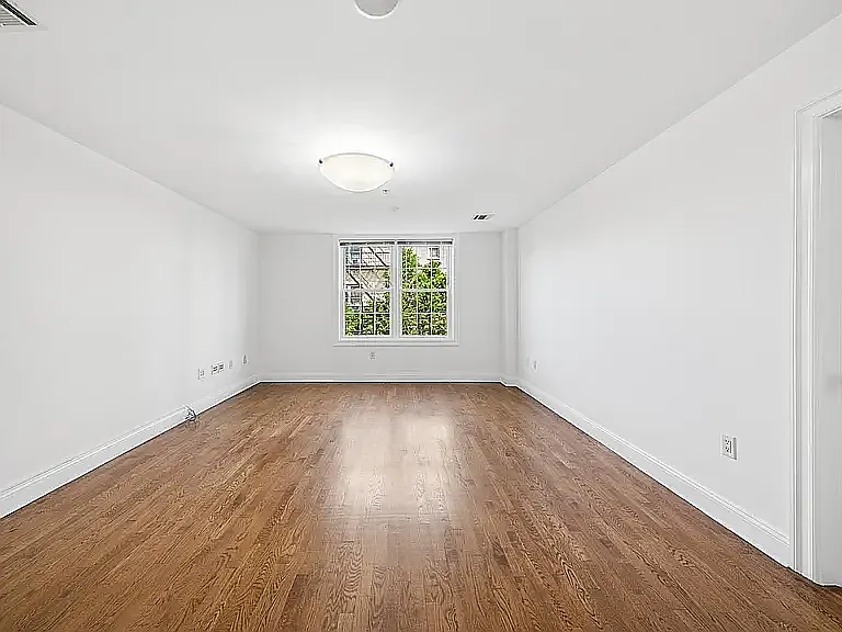 2 bed, 1040 sqft, $3,200 — Photo 4