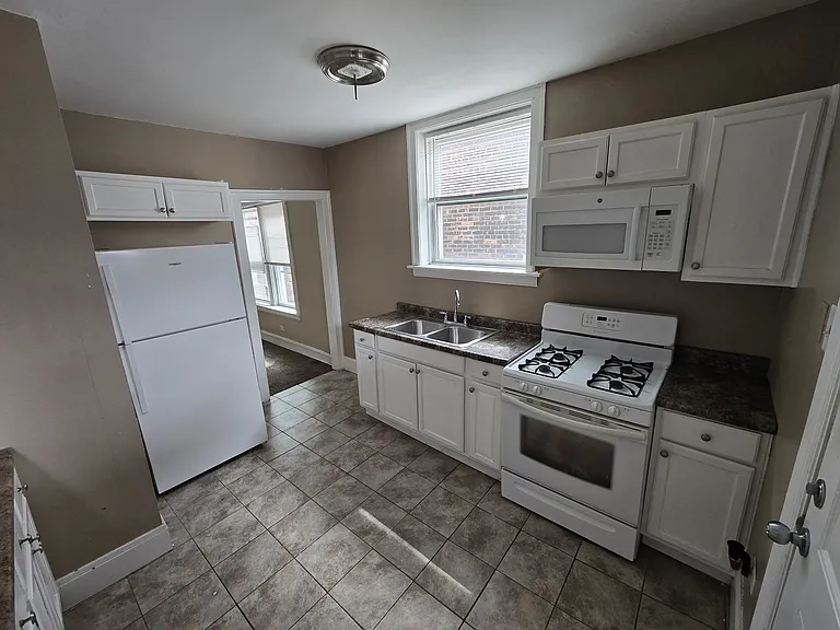 10718 S Avenue C #3 — Photo 2