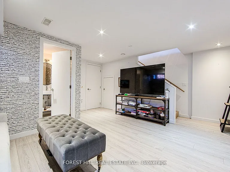 257 Manor Rd E — Photo 31