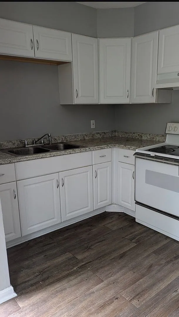 Colonial Apartments — Photo 1