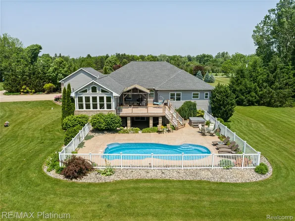 8922 McClements Rd, Brighton, MI 48114