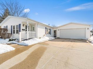 420 Blenheim Pl, Lansing, MI 48906