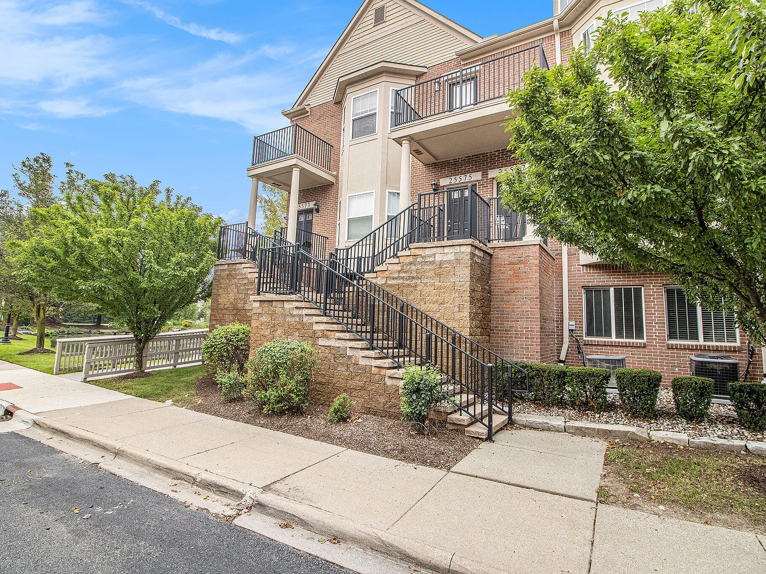 2 bed, 2.0 bath, 1503 sqft, $2,200 — Photo 2