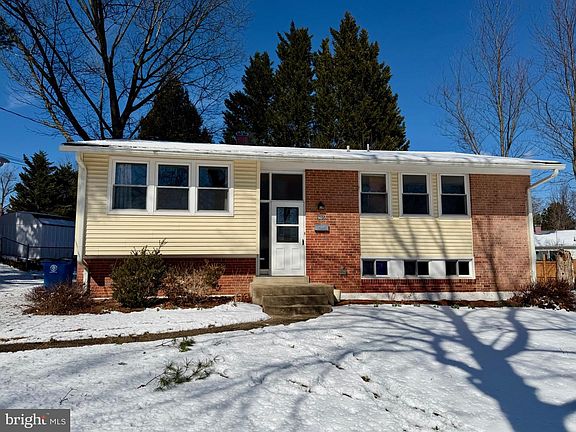 2nd image of 905 Playford Ln