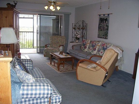 4th image of 900 SW 142nd Ave APT 406L