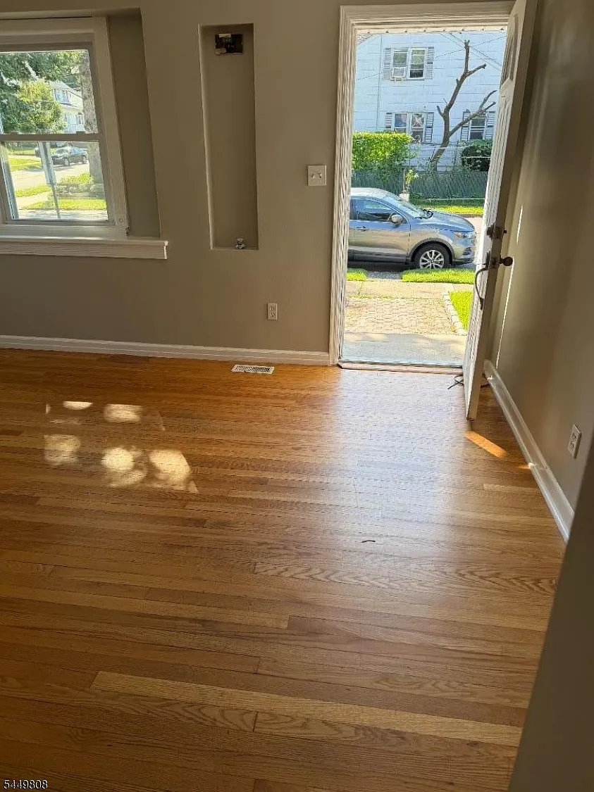 4 bed, $4,000 — Photo 2