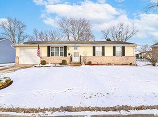 1802 Holiday Dr, Pekin, IL 61554