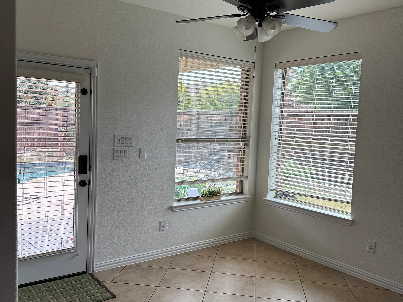 5 bed, 3910 sqft, $4,900 — Photo 4