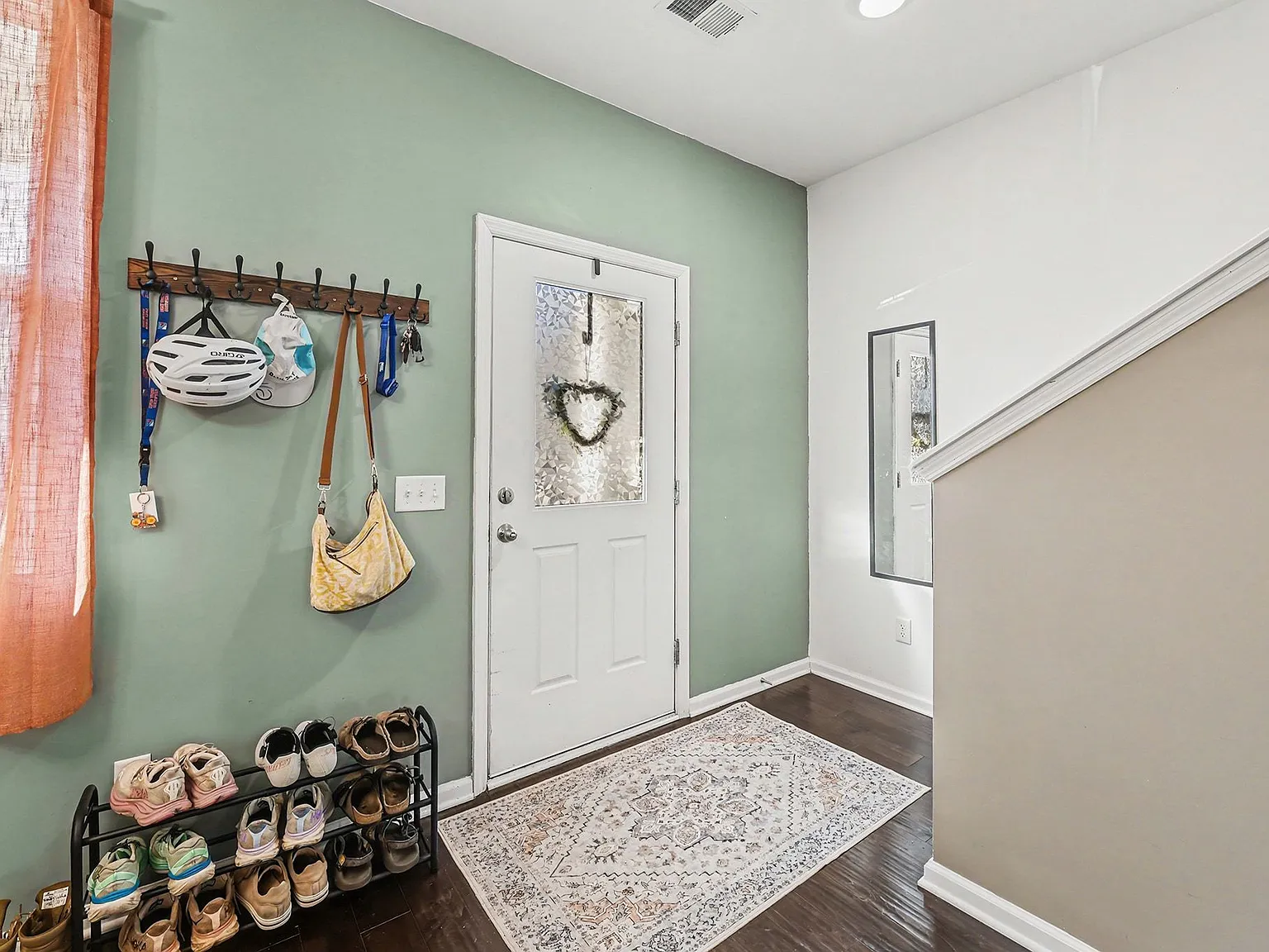 4 bed, 2.5 bath, 2100 sqft, $2,500 — Photo 2